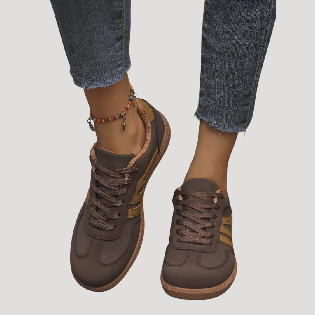 Damen - Lace-Up Sneakers - Langlebiges Material - Streifendetail - Trendige Schuhe für jeden Anlass