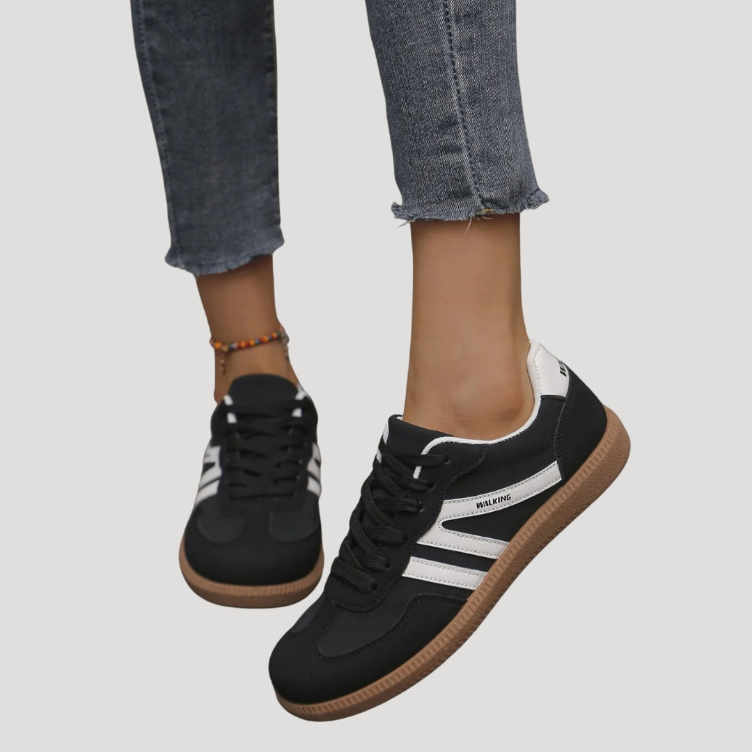 Damen - Lace-Up Sneakers - Langlebiges Material - Streifendetail - Trendige Schuhe für jeden Anlass