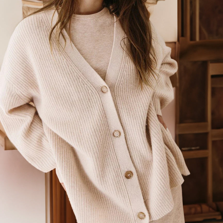 Damen - Gemütliche Strickjacke - Übergröße - Rippenstrick - Bequeme Mode für kalte Tage