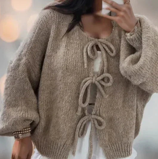 Damen - Strickjacke - Ballonärmeln und Schnürung - Modischer Knitwear-Style für jeden Anlass