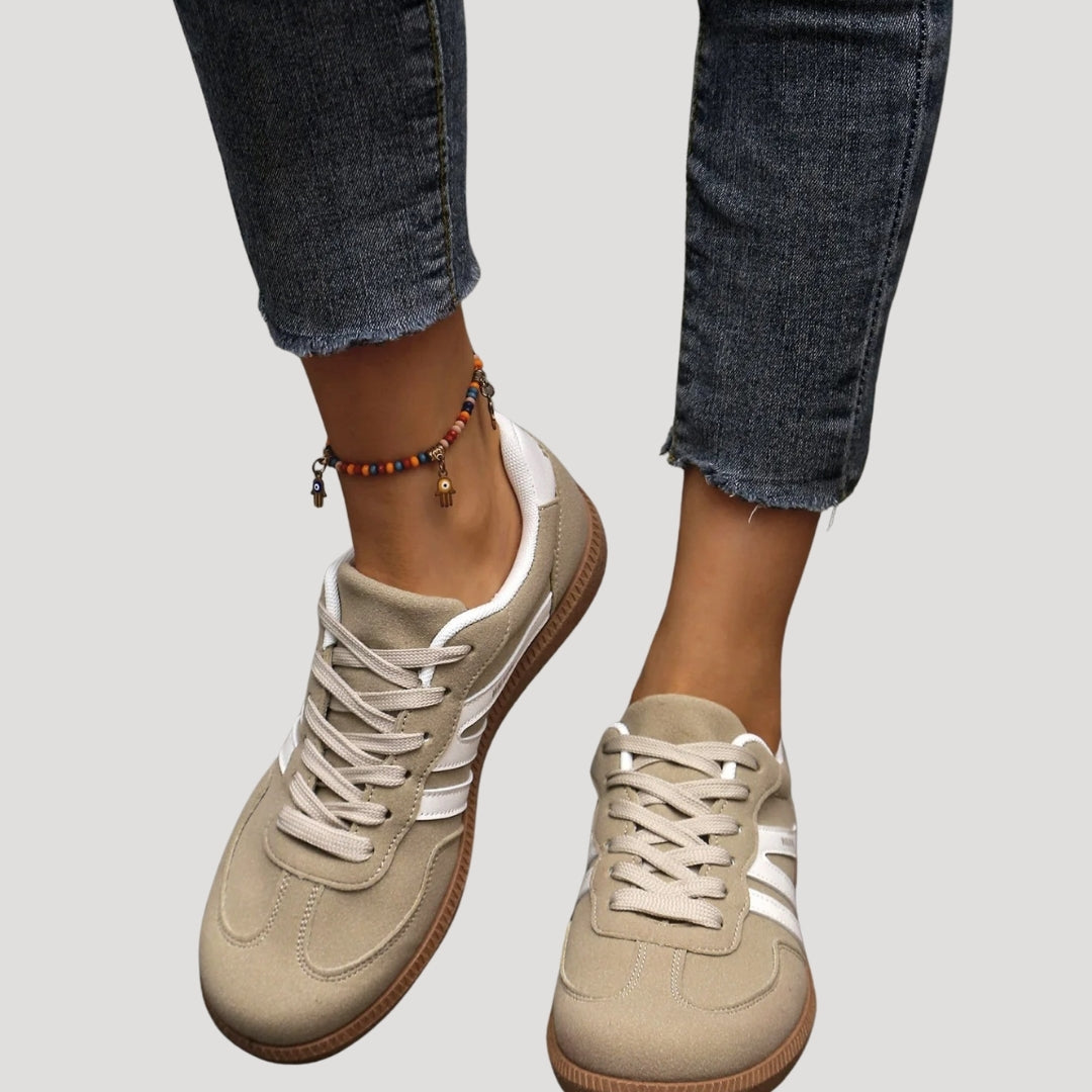 Damen - Lace-Up Sneakers - Langlebiges Material - Streifendetail - Trendige Schuhe für jeden Anlass