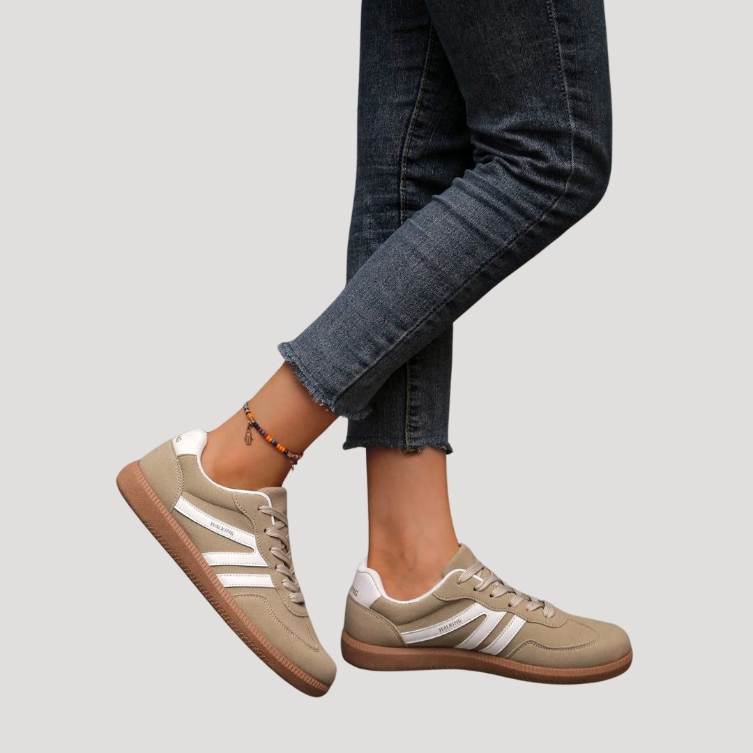 Damen - Lace-Up Sneakers - Langlebiges Material - Streifendetail - Trendige Schuhe für jeden Anlass