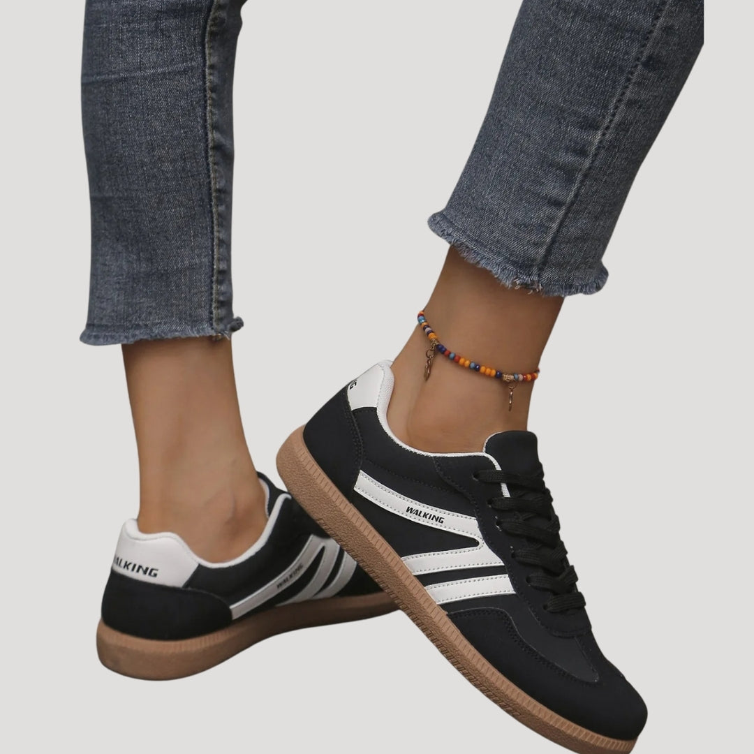 Damen - Lace-Up Sneakers - Langlebiges Material - Streifendetail - Trendige Schuhe für jeden Anlass