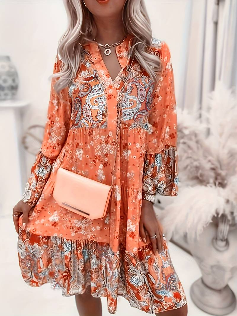 Liora – Locker geschnittenes Boho-Kleid mit Blumendetails