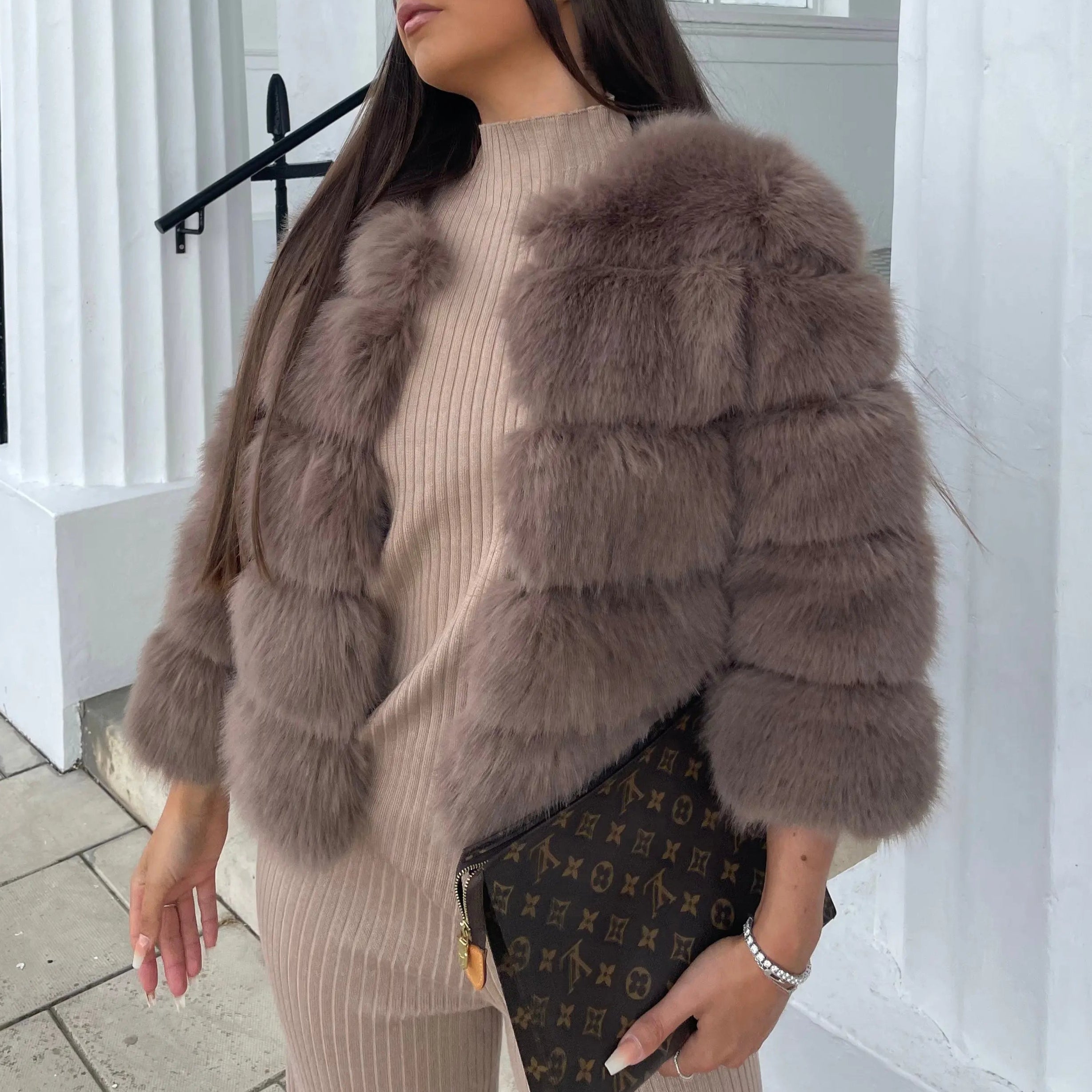 Damen - Elegante Kunstfell Jacke - Korrigierbare Passform - Stilvolle Warmhaltejacke für jeden Anlass