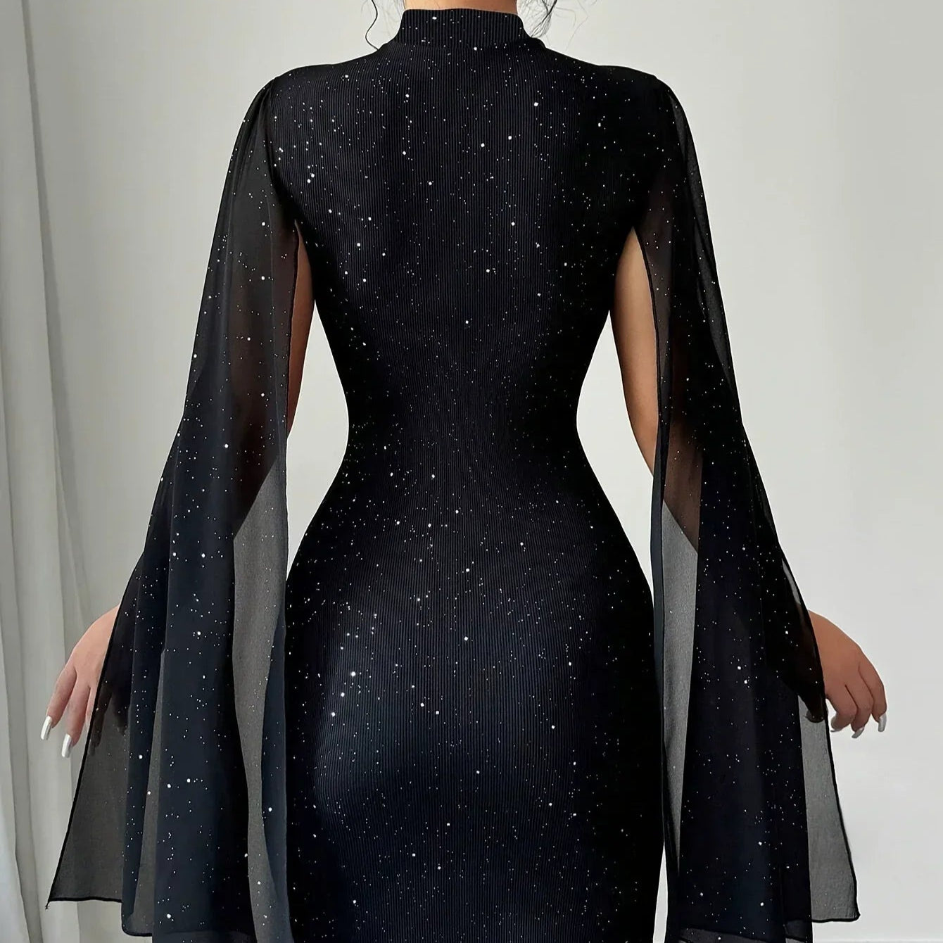 Damen - Minikleid - transparentem Umhang - Schlanke Passform - Elegantes Design für jeden Anlass