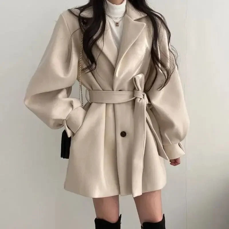 Damen - Trenchcoat mit Gürtel - Mélange de tissus - Eleganter Stil für jede Gelegenheit - Stilvoller Übergangsjacke