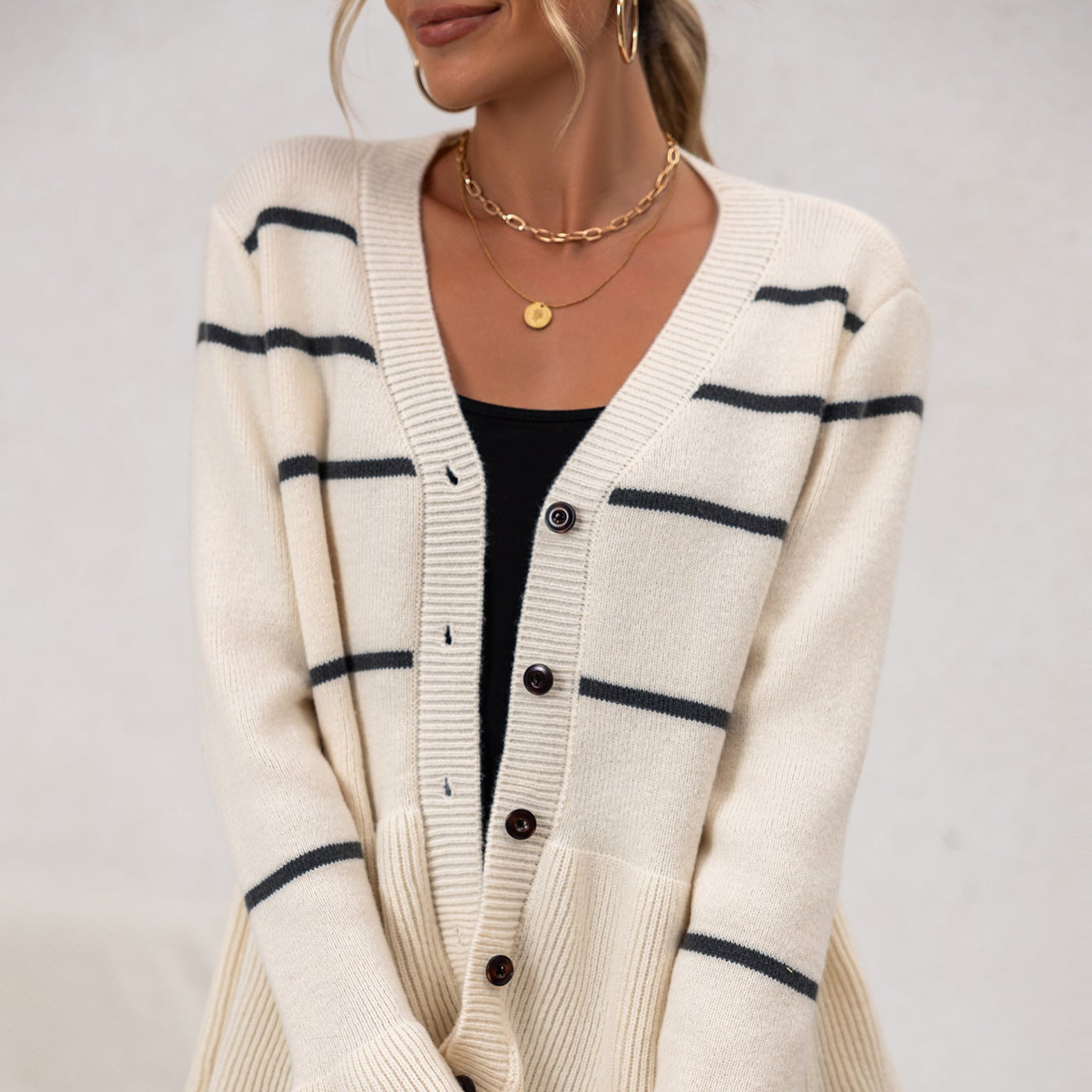 Damen - V-Ausschnitt Strickjacke - Locker Schnitt mit Schößchensaum - Komfortabel und stilvoll