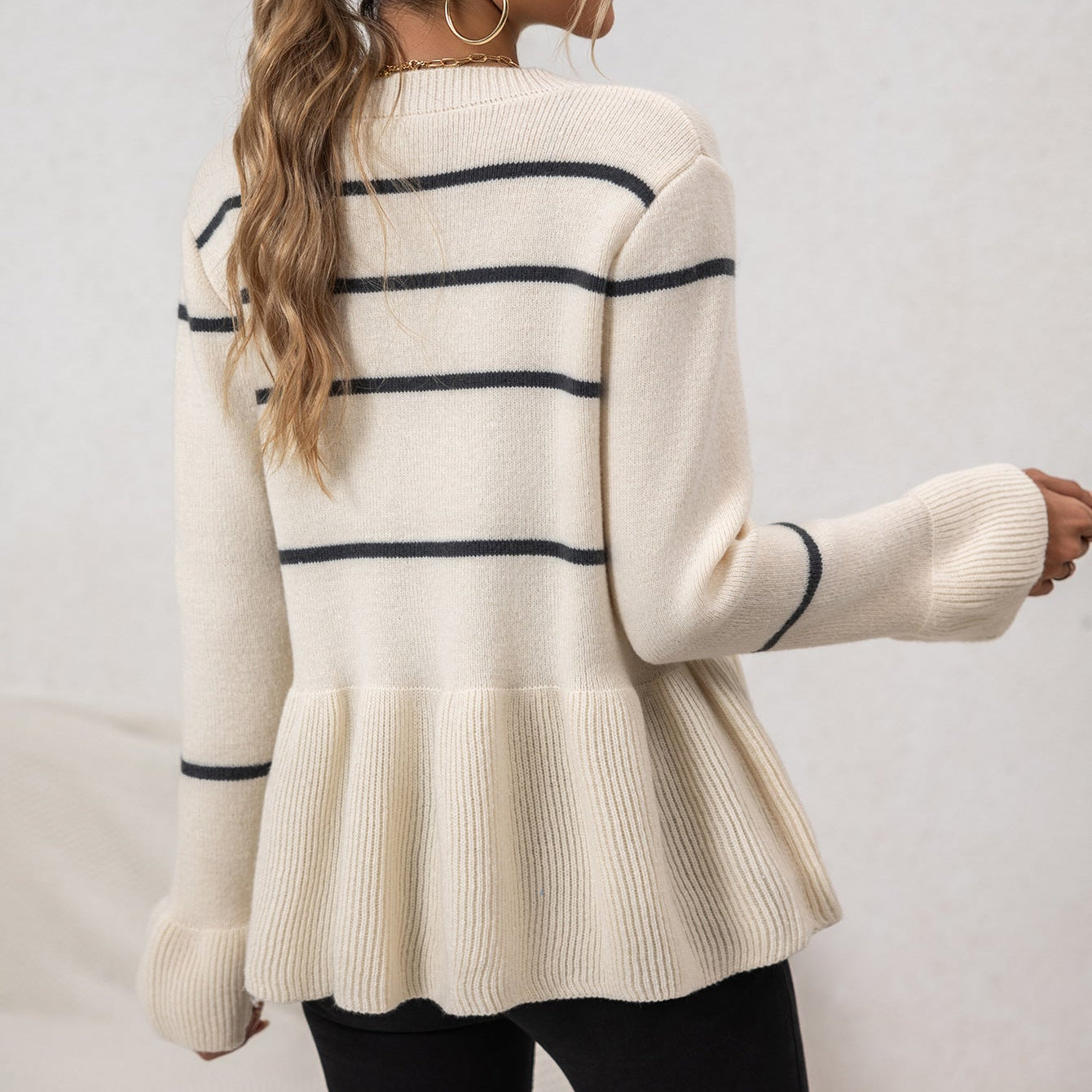 Damen - V-Ausschnitt Strickjacke - Locker Schnitt mit Schößchensaum - Komfortabel und stilvoll