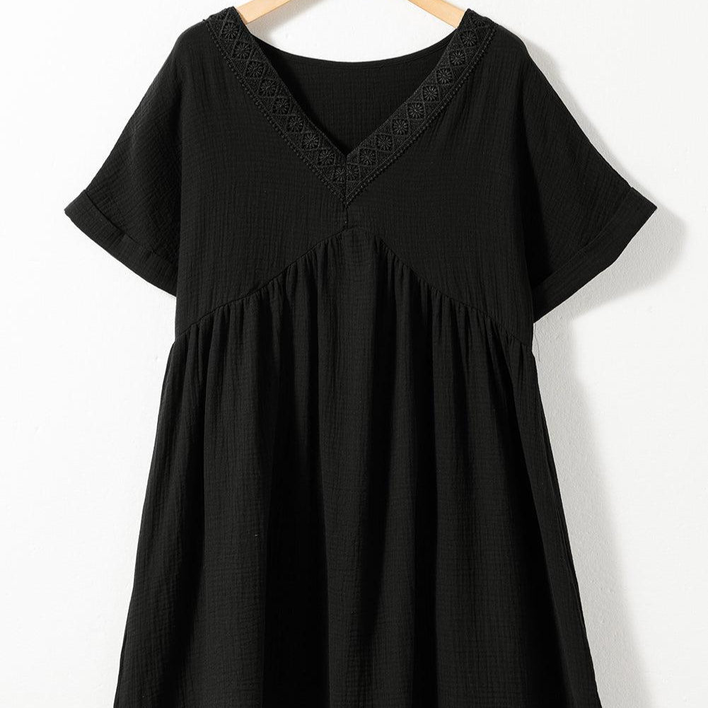 Damen - Elegantes Minikleid - Hochwertige Stoffe - V-Ausschnitt und Spitzenbesatz - Stilvolles Outfit für jeden Anlass