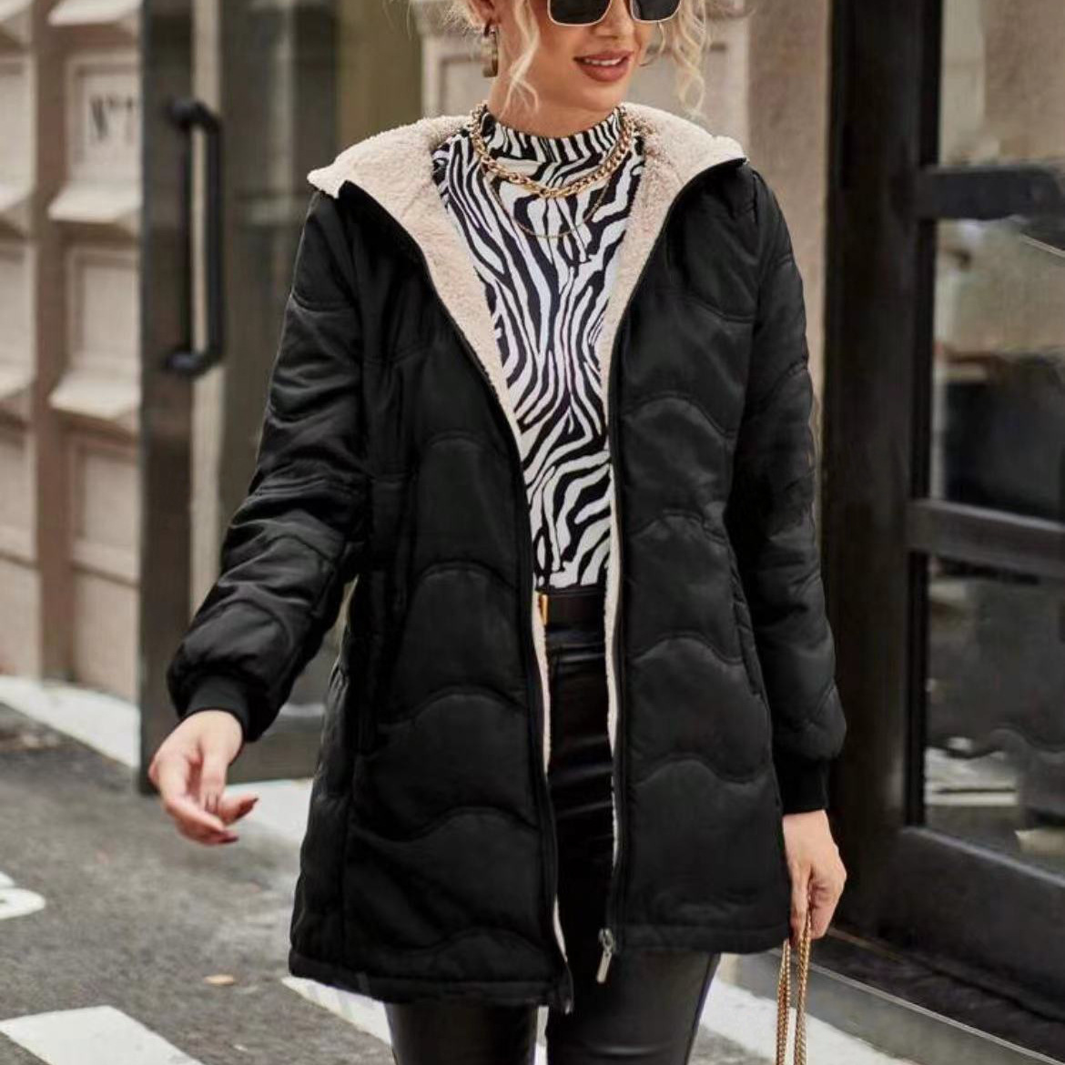 Damen - Trenchcoat mit Kapuze - Schlanke Passform - Gestepptes Design für stilvolle Eleganz - Wetterfest und modisch