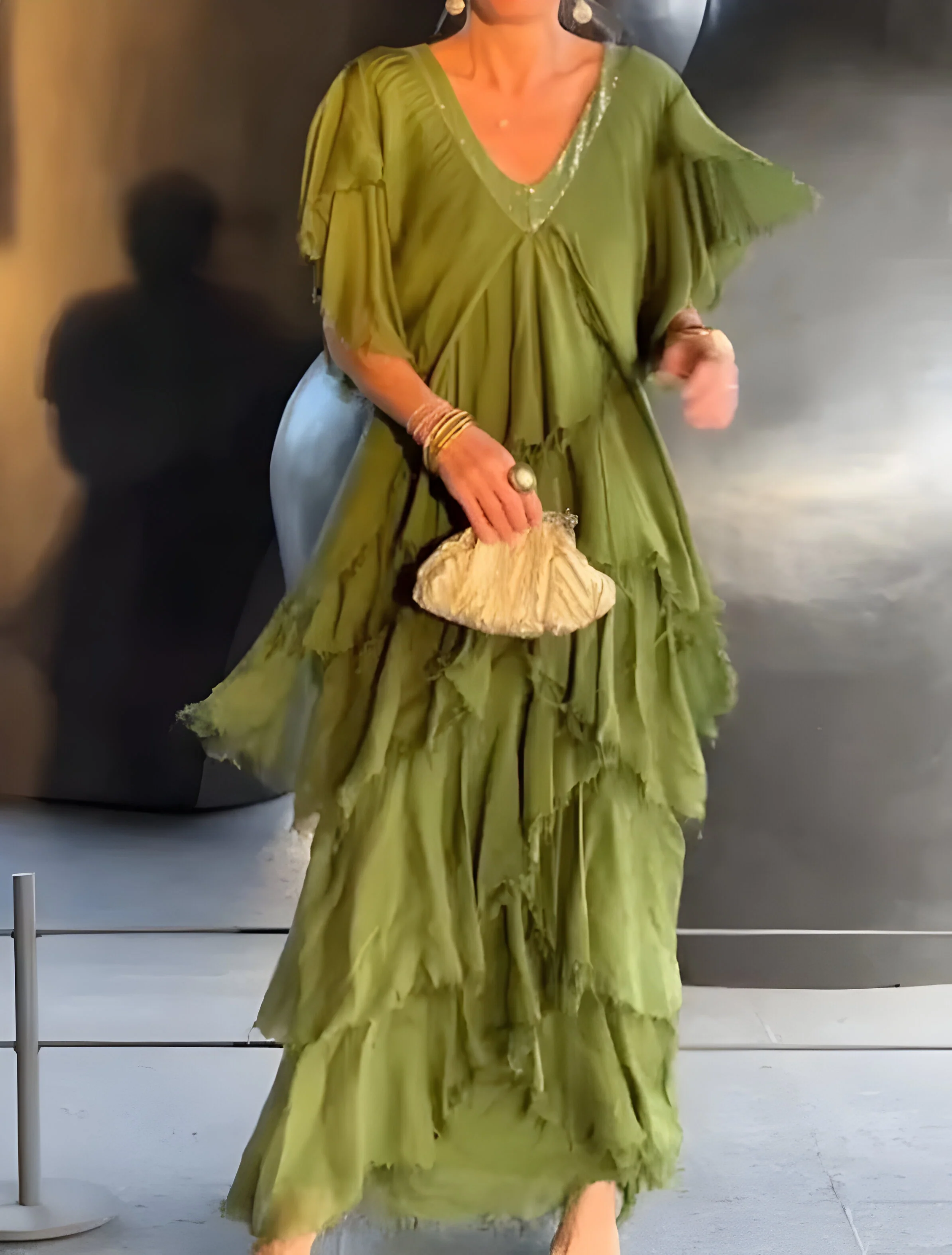 Riza - Kleid mit V-Ausschnitt, Plisseefalten und fließendem Design